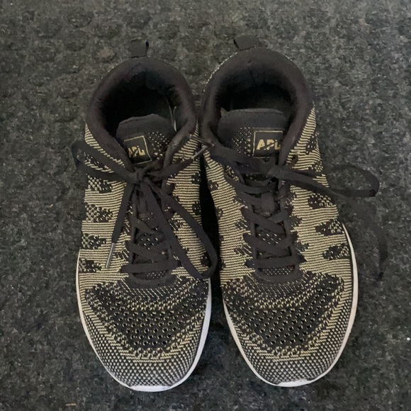 apl shoes store near me